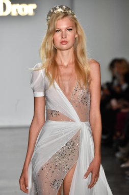 New York, Ny - 4 Ekim: Inbal Dror Fall 2020 Gelinlik Runway Show sırasında 4 Ekim 2019 'da New York' ta bir model podyumda yürür..