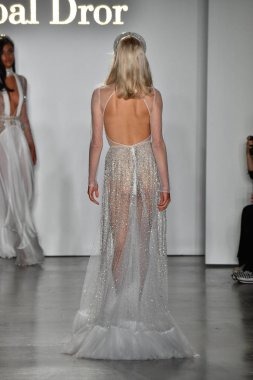 New York, Ny - 4 Ekim: Inbal Dror Fall 2020 Gelinlik Runway Show sırasında 4 Ekim 2019 'da New York' ta bir model podyumda yürür..