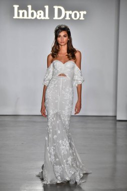 New York, Ny - 4 Ekim: Inbal Dror Fall 2020 Gelinlik Runway Show sırasında 4 Ekim 2019 'da New York' ta bir model podyumda yürür..
