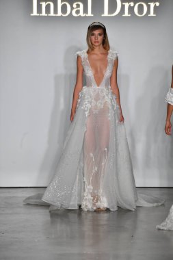 New York, Ny - 4 Ekim: Inbal Dror Fall 2020 Gelinlik Runway Show sırasında 4 Ekim 2019 'da New York' ta bir model podyumda yürür..