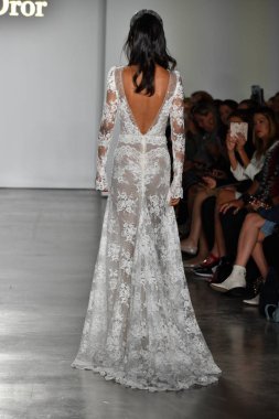 New York, Ny - 4 Ekim: Inbal Dror Fall 2020 Gelinlik Runway Show sırasında 4 Ekim 2019 'da New York' ta bir model podyumda yürür..
