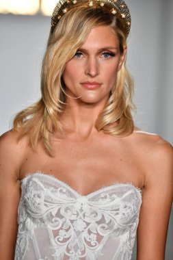 New York, Ny - 4 Ekim: Inbal Dror Fall 2020 Gelinlik Runway Show sırasında 4 Ekim 2019 'da New York' ta bir model podyumda yürür..