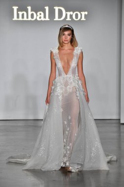 New York, Ny - 4 Ekim: Inbal Dror Fall 2020 Gelinlik Runway Show sırasında 4 Ekim 2019 'da New York' ta bir model podyumda yürür..