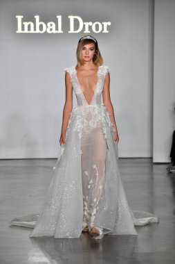 New York, Ny - 4 Ekim: Inbal Dror Fall 2020 Gelinlik Runway Show sırasında 4 Ekim 2019 'da New York' ta bir model podyumda yürür..