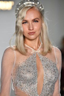 New York, Ny - 4 Ekim: Inbal Dror Fall 2020 Gelinlik Runway Show sırasında 4 Ekim 2019 'da New York' ta bir model podyumda yürür..