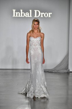 New York, Ny - 4 Ekim: Inbal Dror Fall 2020 Gelinlik Runway Show sırasında 4 Ekim 2019 'da New York' ta bir model podyumda yürür..