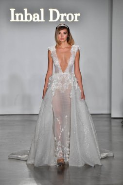 New York, Ny - 4 Ekim: Inbal Dror Fall 2020 Gelinlik Runway Show sırasında 4 Ekim 2019 'da New York' ta bir model podyumda yürür..
