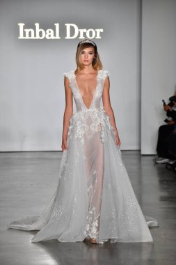 New York, Ny - 4 Ekim: Inbal Dror Fall 2020 Gelinlik Runway Show sırasında 4 Ekim 2019 'da New York' ta bir model podyumda yürür..