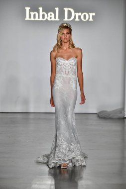 New York, Ny - 4 Ekim: Inbal Dror Fall 2020 Gelinlik Runway Show sırasında 4 Ekim 2019 'da New York' ta bir model podyumda yürür..