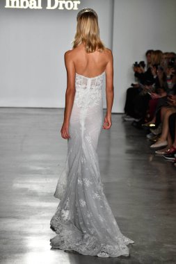 New York, Ny - 4 Ekim: Inbal Dror Fall 2020 Gelinlik Runway Show sırasında 4 Ekim 2019 'da New York' ta bir model podyumda yürür..