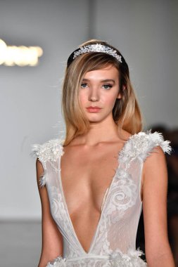 New York, Ny - 4 Ekim: Inbal Dror Fall 2020 Gelinlik Runway Show sırasında 4 Ekim 2019 'da New York' ta bir model podyumda yürür..