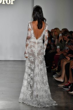 New York, Ny - 4 Ekim: Inbal Dror Fall 2020 Gelinlik Runway Show sırasında 4 Ekim 2019 'da New York' ta bir model podyumda yürür..