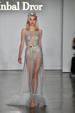 New York, Ny - 4 Ekim: Inbal Dror Fall 2020 Gelinlik Runway Show sırasında 4 Ekim 2019 'da New York' ta bir model podyumda yürür..