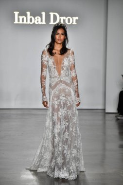 New York, Ny - 4 Ekim: Inbal Dror Fall 2020 Gelinlik Runway Show sırasında 4 Ekim 2019 'da New York' ta bir model podyumda yürür..