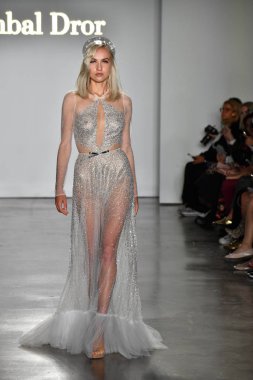 New York, Ny - 4 Ekim: Inbal Dror Fall 2020 Gelinlik Runway Show sırasında 4 Ekim 2019 'da New York' ta bir model podyumda yürür..