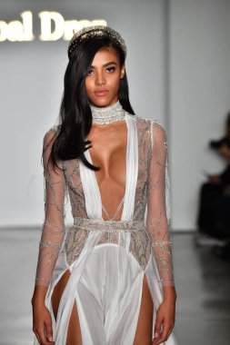 New York, Ny - 4 Ekim: Inbal Dror Fall 2020 Gelinlik Runway Show sırasında 4 Ekim 2019 'da New York' ta bir model podyumda yürür..