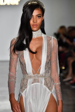 New York, Ny - 4 Ekim: Inbal Dror Fall 2020 Gelinlik Runway Show sırasında 4 Ekim 2019 'da New York' ta bir model podyumda yürür..