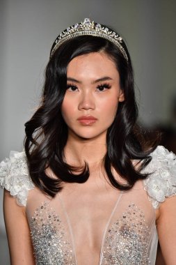 New York, Ny - 4 Ekim: Inbal Dror Fall 2020 Gelinlik Runway Show sırasında 4 Ekim 2019 'da New York' ta bir model podyumda yürür..