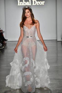 New York, Ny - 4 Ekim: Inbal Dror Fall 2020 Gelinlik Runway Show sırasında 4 Ekim 2019 'da New York' ta bir model podyumda yürür..
