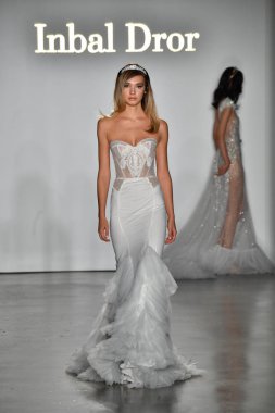 New York, Ny - 4 Ekim: Inbal Dror Fall 2020 Gelinlik Runway Show sırasında 4 Ekim 2019 'da New York' ta bir model podyumda yürür..