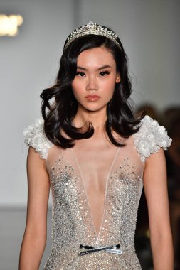 New York, Ny - 4 Ekim: Inbal Dror Fall 2020 Gelinlik Runway Show sırasında 4 Ekim 2019 'da New York' ta bir model podyumda yürür..