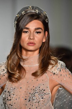 New York, Ny - 4 Ekim: Inbal Dror Fall 2020 Gelinlik Runway Show sırasında 4 Ekim 2019 'da New York' ta bir model podyumda yürür..