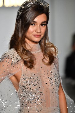New York, Ny - 4 Ekim: Inbal Dror Fall 2020 Gelinlik Runway Show sırasında 4 Ekim 2019 'da New York' ta bir model podyumda yürür..