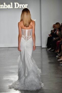 New York, Ny - 4 Ekim: Inbal Dror Fall 2020 Gelinlik Runway Show sırasında 4 Ekim 2019 'da New York' ta bir model podyumda yürür..