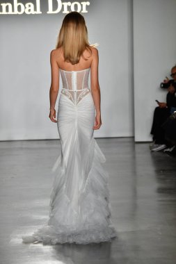 New York, Ny - 4 Ekim: Inbal Dror Fall 2020 Gelinlik Runway Show sırasında 4 Ekim 2019 'da New York' ta bir model podyumda yürür..