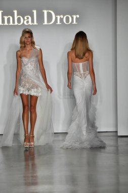 New York, Ny - 4 Ekim: Inbal Dror Fall 2020 Gelinlik Runway Show sırasında 4 Ekim 2019 'da New York' ta bir model podyumda yürür..