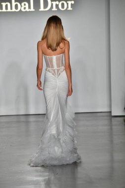New York, Ny - 4 Ekim: Inbal Dror Fall 2020 Gelinlik Runway Show sırasında 4 Ekim 2019 'da New York' ta bir model podyumda yürür..