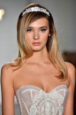 New York, Ny - 4 Ekim: Inbal Dror Fall 2020 Gelinlik Runway Show sırasında 4 Ekim 2019 'da New York' ta bir model podyumda yürür..