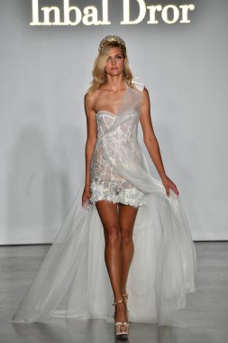 New York, Ny - 4 Ekim: Inbal Dror Fall 2020 Gelinlik Runway Show sırasında 4 Ekim 2019 'da New York' ta bir model podyumda yürür..