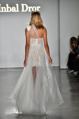 New York, Ny - 4 Ekim: Inbal Dror Fall 2020 Gelinlik Runway Show sırasında 4 Ekim 2019 'da New York' ta bir model podyumda yürür..