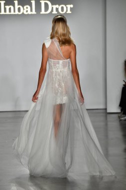New York, Ny - 4 Ekim: Inbal Dror Fall 2020 Gelinlik Runway Show sırasında 4 Ekim 2019 'da New York' ta bir model podyumda yürür..