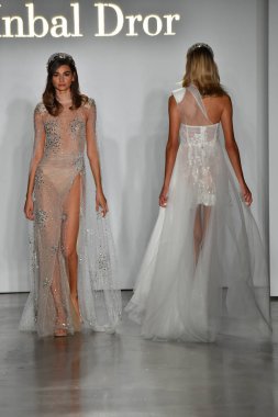 New York, Ny - 4 Ekim: Inbal Dror Fall 2020 Gelinlik Runway Show sırasında 4 Ekim 2019 'da New York' ta bir model podyumda yürür..