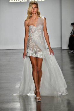 New York, Ny - 4 Ekim: Inbal Dror Fall 2020 Gelinlik Runway Show sırasında 4 Ekim 2019 'da New York' ta bir model podyumda yürür..