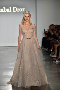 New York, Ny - 4 Ekim: Inbal Dror Fall 2020 Gelinlik Runway Show sırasında 4 Ekim 2019 'da New York' ta bir model podyumda yürür..