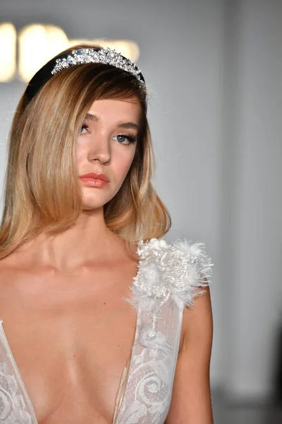 Nueva York Octubre Una Modelo Camina Por Pasarela Durante Inbal — Foto de Stock