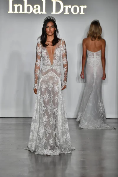 New York Října Modelka Kráčí Ranveji Během Svatební Přehlídky Inbal — Stock fotografie