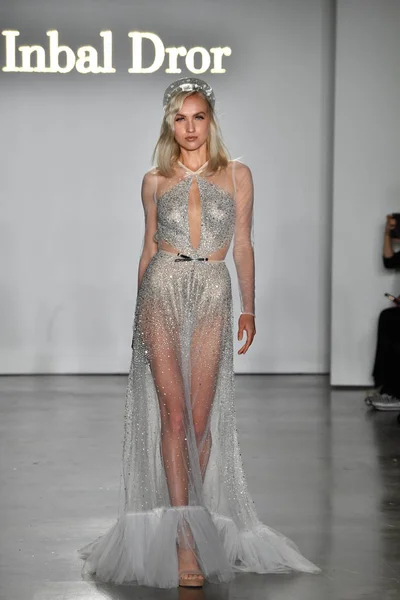 Nueva York Octubre Una Modelo Camina Por Pasarela Durante Inbal — Foto de Stock