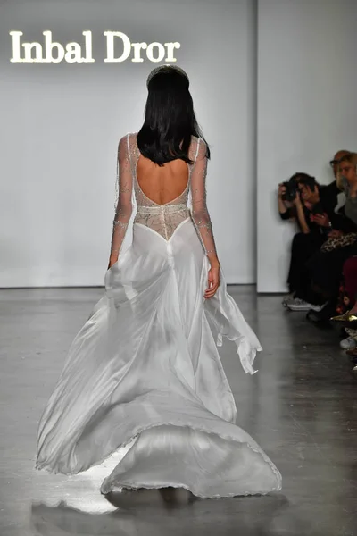 New York October Model Walks Runway Inbal Dror Fall 2020 — 스톡 사진