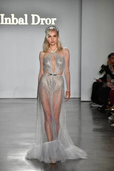 Nueva York Octubre Una Modelo Camina Por Pasarela Durante Inbal — Foto de Stock