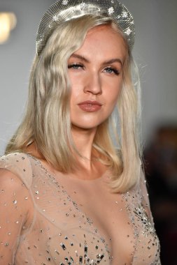 New York, Ny - 4 Ekim: Inbal Dror Fall 2020 Gelinlik Runway Show sırasında 4 Ekim 2019 'da New York' ta bir model podyumda yürür..