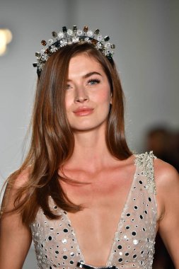 New York, Ny - 4 Ekim: Inbal Dror Fall 2020 Gelinlik Runway Show sırasında 4 Ekim 2019 'da New York' ta bir model podyumda yürür..