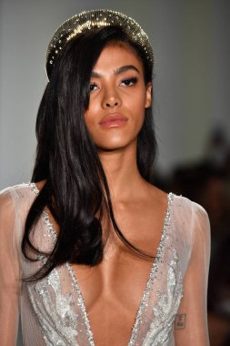 New York, Ny - 4 Ekim: Inbal Dror Fall 2020 Gelinlik Runway Show sırasında 4 Ekim 2019 'da New York' ta bir model podyumda yürür..