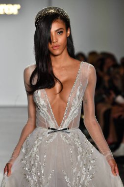 New York, Ny - 4 Ekim: Inbal Dror Fall 2020 Gelinlik Runway Show sırasında 4 Ekim 2019 'da New York' ta bir model podyumda yürür..