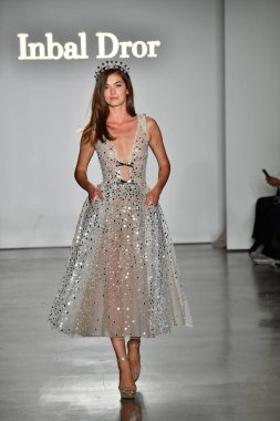 New York, Ny - 4 Ekim: Inbal Dror Fall 2020 Gelinlik Runway Show sırasında 4 Ekim 2019 'da New York' ta bir model podyumda yürür..