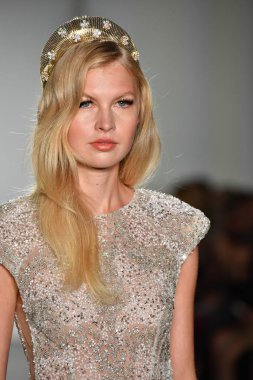 New York, Ny - 4 Ekim: Inbal Dror Fall 2020 Gelinlik Runway Show sırasında 4 Ekim 2019 'da New York' ta bir model podyumda yürür..