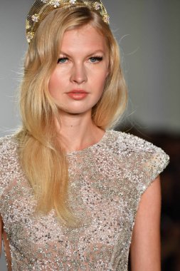 New York, Ny - 4 Ekim: Inbal Dror Fall 2020 Gelinlik Runway Show sırasında 4 Ekim 2019 'da New York' ta bir model podyumda yürür..